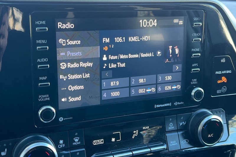 Toyota Highlander Vehicle Full-screen Gallery Image 19