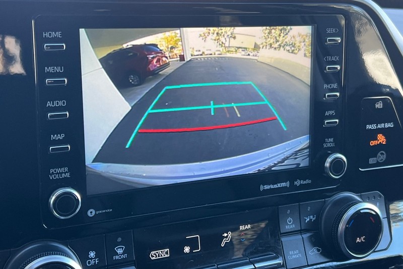 Toyota Highlander Vehicle Full-screen Gallery Image 21