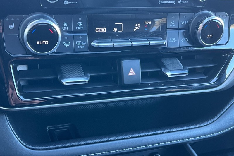 Toyota Highlander Vehicle Full-screen Gallery Image 22