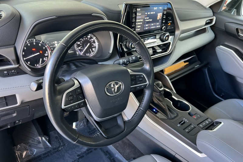 Toyota Highlander Vehicle Full-screen Gallery Image 10