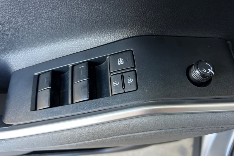 Toyota Highlander Vehicle Full-screen Gallery Image 11