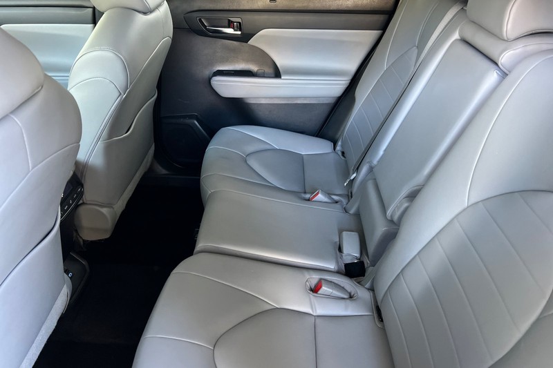 Toyota Highlander Vehicle Full-screen Gallery Image 12