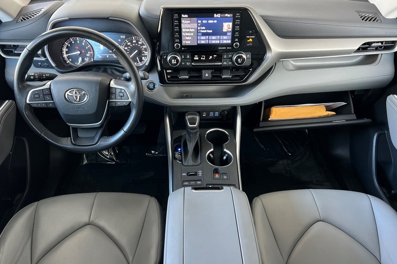 Toyota Highlander Vehicle Full-screen Gallery Image 13