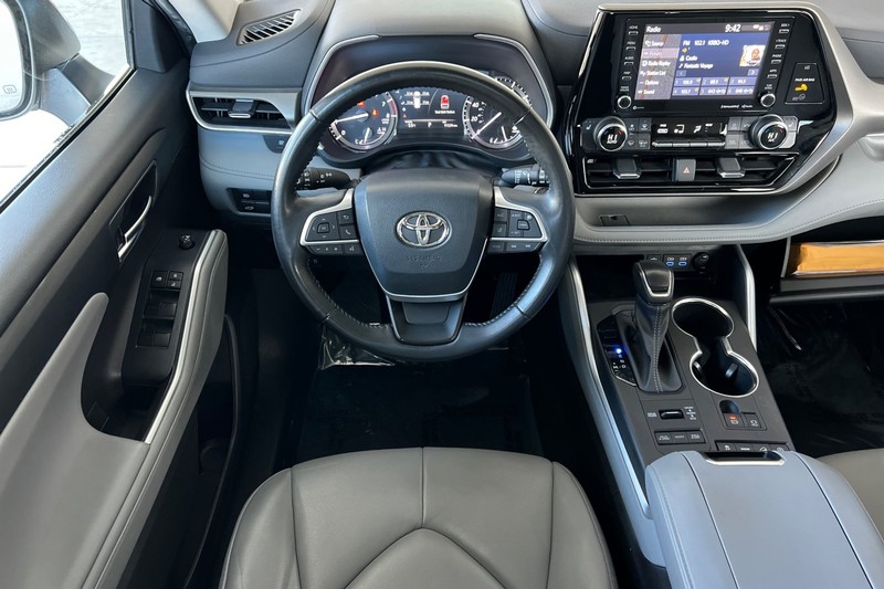 Toyota Highlander Vehicle Full-screen Gallery Image 14