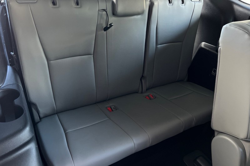 Toyota Highlander Vehicle Full-screen Gallery Image 15