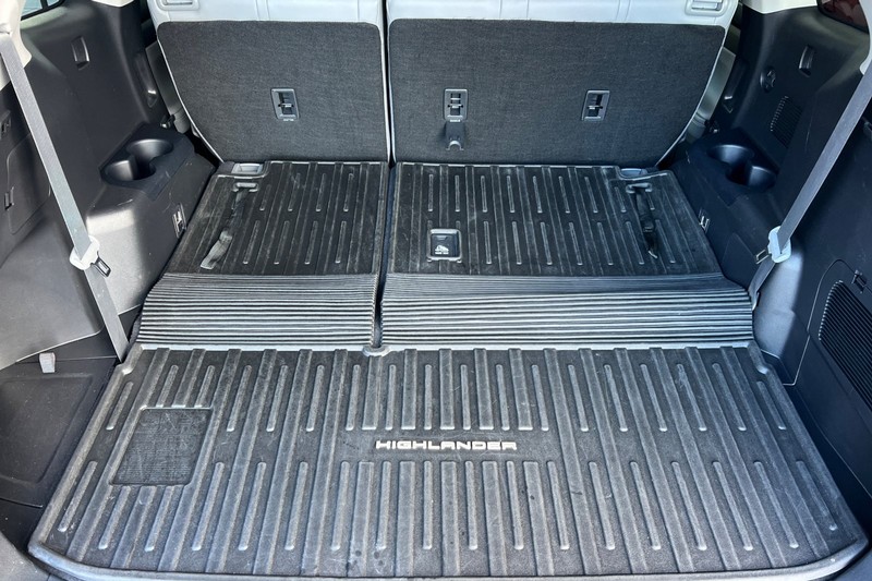 Toyota Highlander Vehicle Full-screen Gallery Image 16