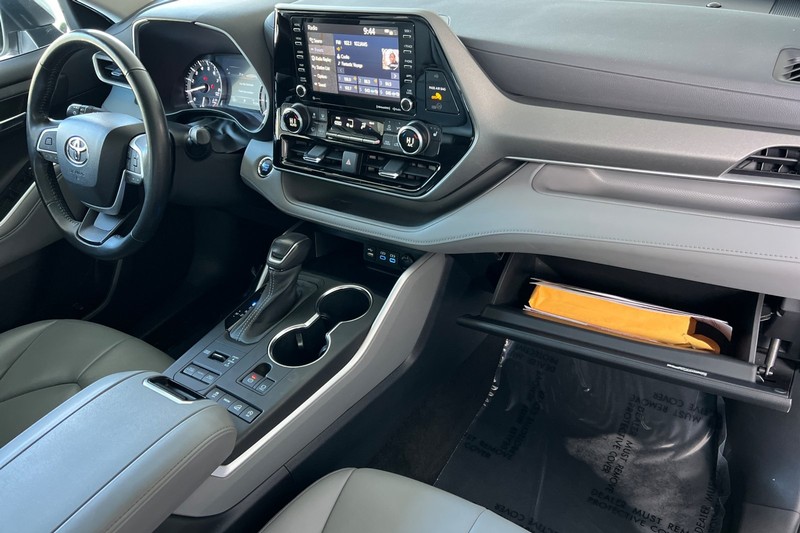 Toyota Highlander Vehicle Full-screen Gallery Image 17