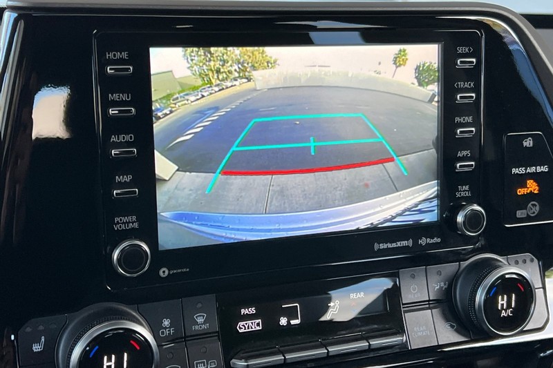 Toyota Highlander Vehicle Full-screen Gallery Image 21