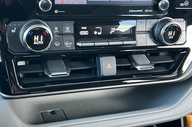 Toyota Highlander Vehicle Full-screen Gallery Image 22