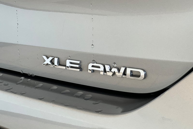 Toyota Highlander Vehicle Full-screen Gallery Image 29