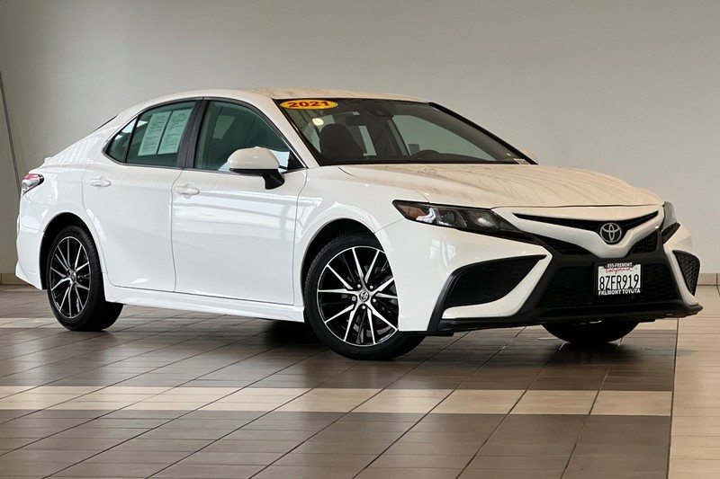 Toyota Camry Vehicle Full-screen Gallery Image 02