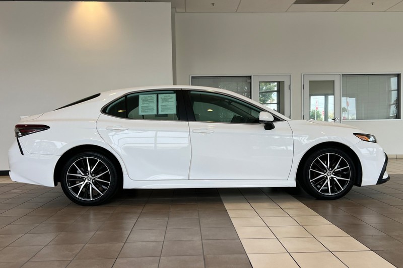 Toyota Camry Vehicle Full-screen Gallery Image 03