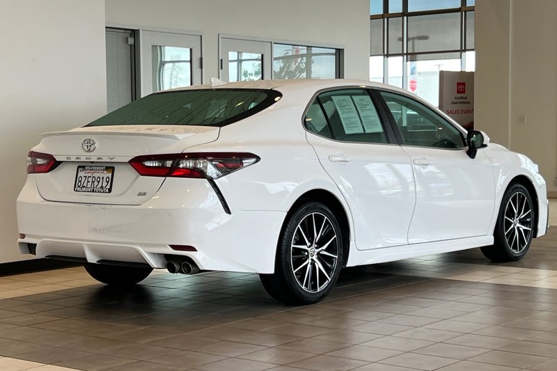 Toyota Camry Vehicle Full-screen Gallery Image 04