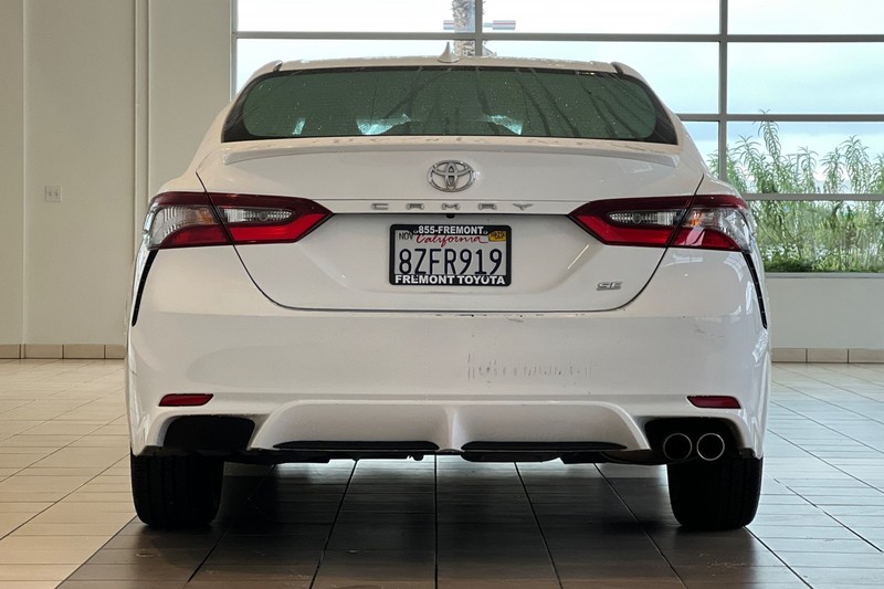 Toyota Camry Vehicle Full-screen Gallery Image 05