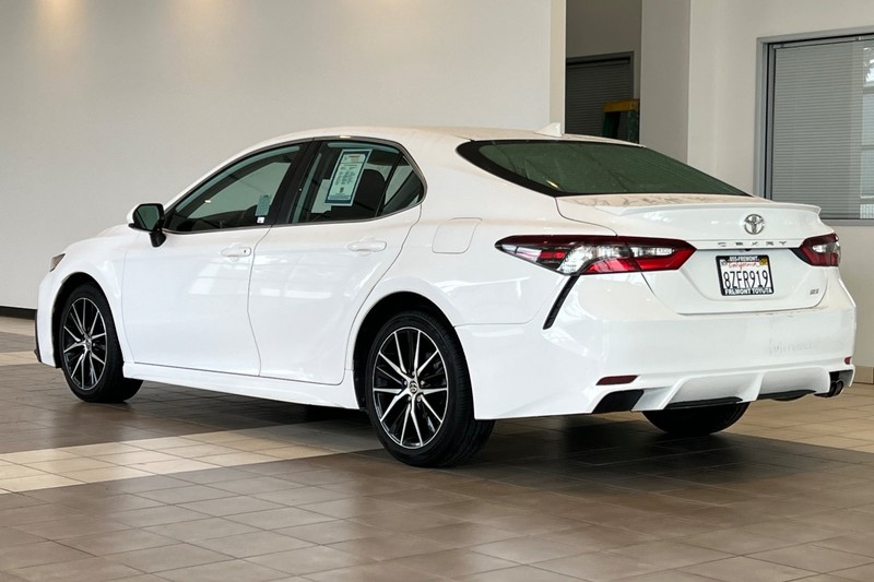 Toyota Camry Vehicle Full-screen Gallery Image 06