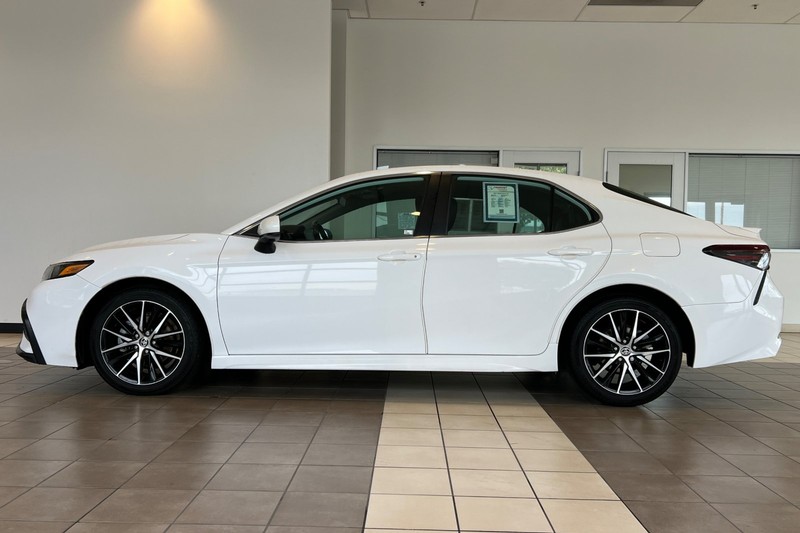 Toyota Camry Vehicle Full-screen Gallery Image 07