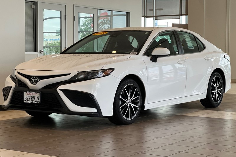 Toyota Camry Vehicle Full-screen Gallery Image 08