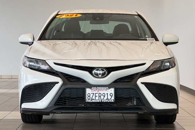 Toyota Camry Vehicle Full-screen Gallery Image 09