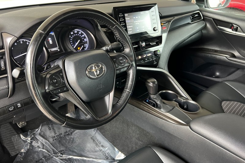 Toyota Camry Vehicle Full-screen Gallery Image 10