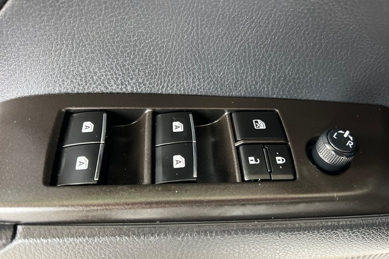 Toyota Camry Vehicle Full-screen Gallery Image 11