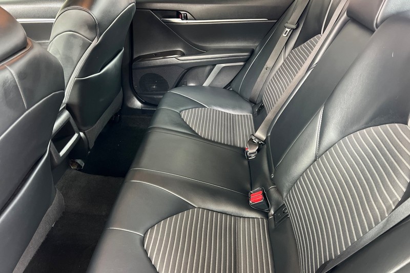 Toyota Camry Vehicle Full-screen Gallery Image 12