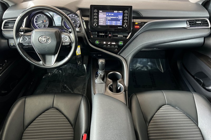 Toyota Camry Vehicle Full-screen Gallery Image 13