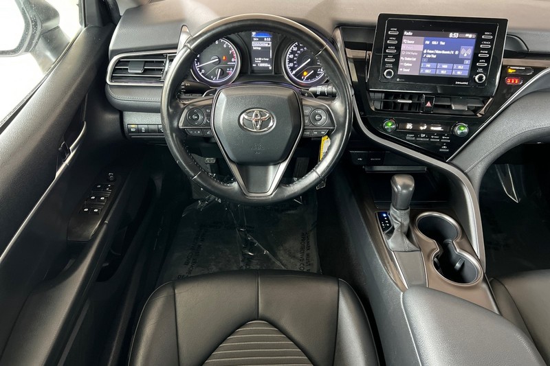 Toyota Camry Vehicle Full-screen Gallery Image 14