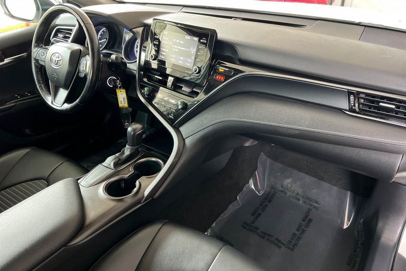 Toyota Camry Vehicle Full-screen Gallery Image 15