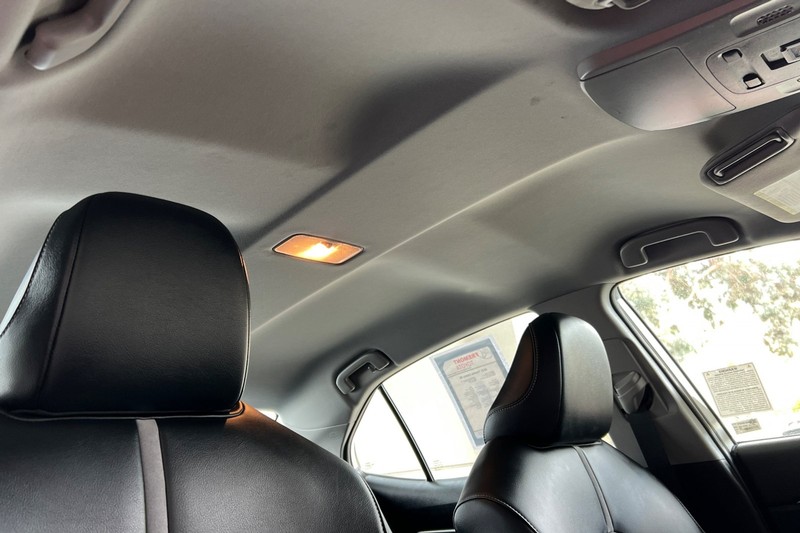 Toyota Camry Vehicle Full-screen Gallery Image 16