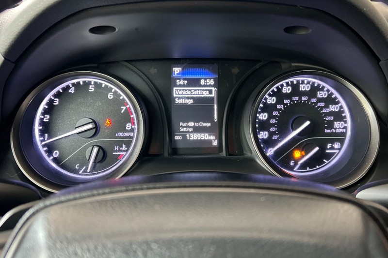 Toyota Camry Vehicle Full-screen Gallery Image 22