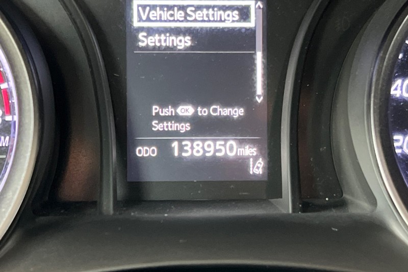 Toyota Camry Vehicle Full-screen Gallery Image 23