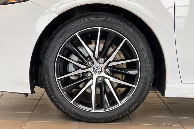 Toyota Camry Vehicle Full-screen Gallery Image 24