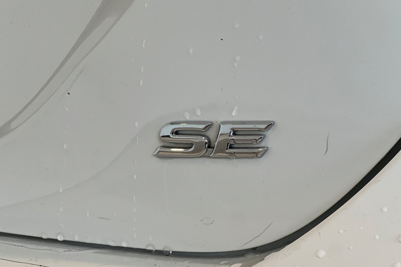 Toyota Camry Vehicle Full-screen Gallery Image 25