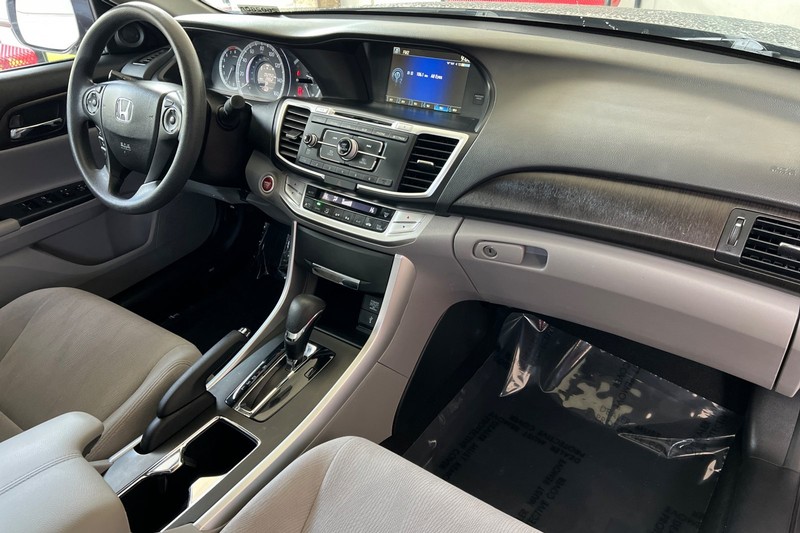 Honda Accord Sedan Vehicle Full-screen Gallery Image 15