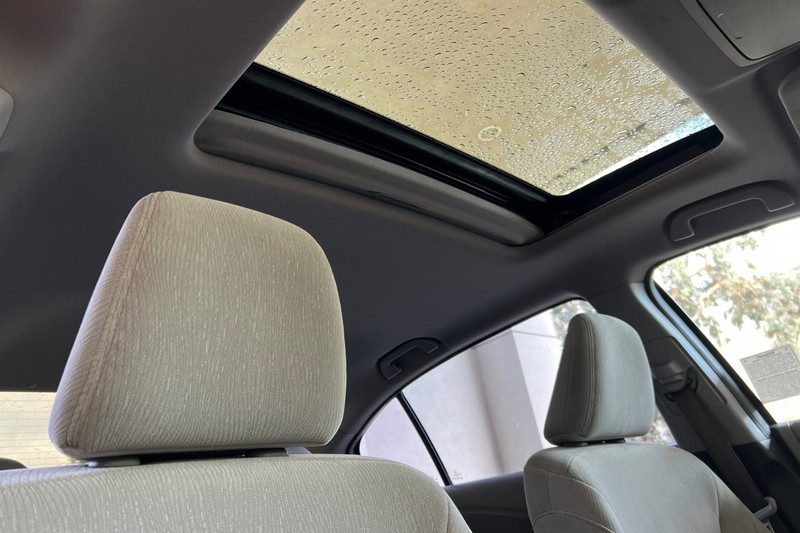 Honda Accord Sedan Vehicle Full-screen Gallery Image 16