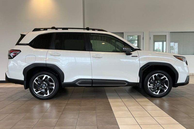 Subaru Forester Hybrid Vehicle Full-screen Gallery Image 03