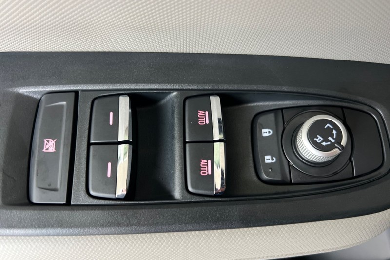 Subaru Forester Hybrid Vehicle Full-screen Gallery Image 11