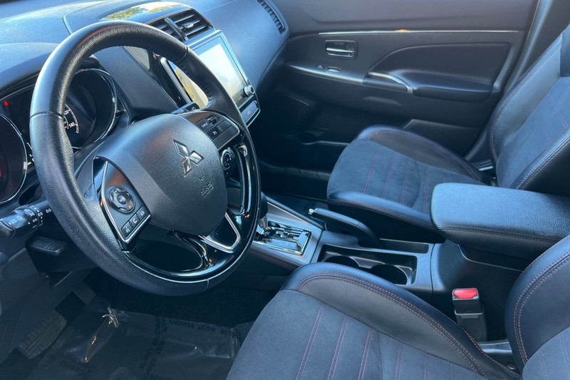 Mitsubishi Outlander Sport Vehicle Full-screen Gallery Image 10