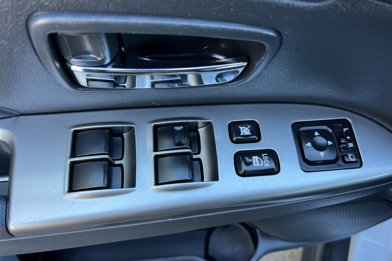 Mitsubishi Outlander Sport Vehicle Full-screen Gallery Image 11