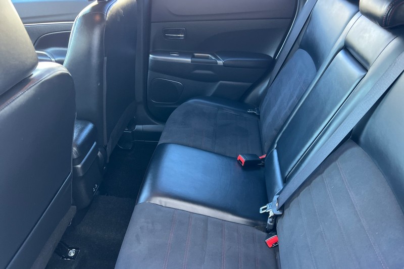 Mitsubishi Outlander Sport Vehicle Full-screen Gallery Image 12