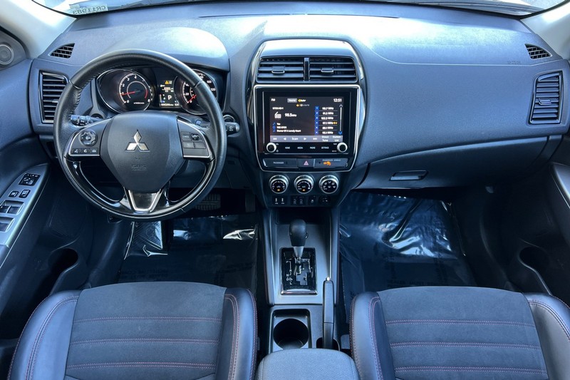 Mitsubishi Outlander Sport Vehicle Full-screen Gallery Image 13