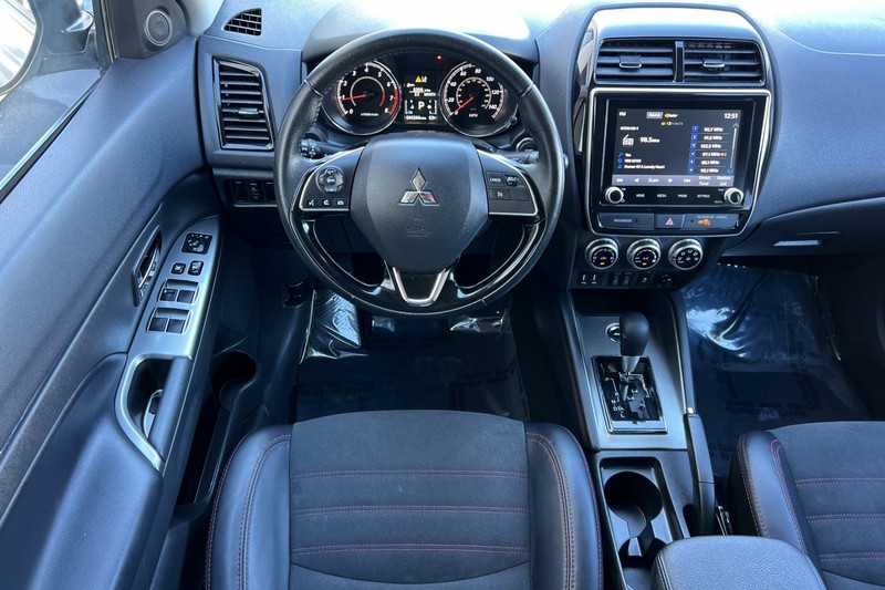 Mitsubishi Outlander Sport Vehicle Full-screen Gallery Image 14