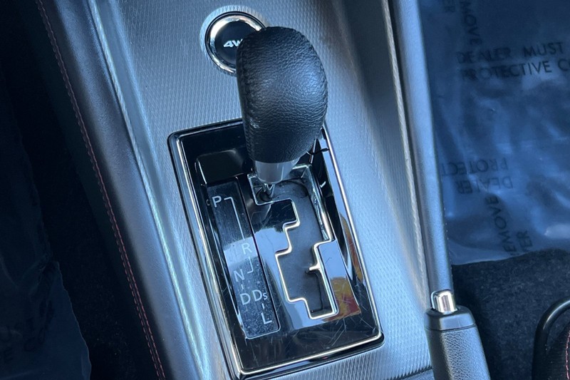 Mitsubishi Outlander Sport Vehicle Full-screen Gallery Image 21