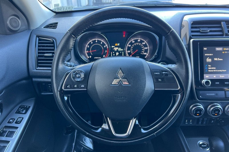 Mitsubishi Outlander Sport Vehicle Full-screen Gallery Image 23