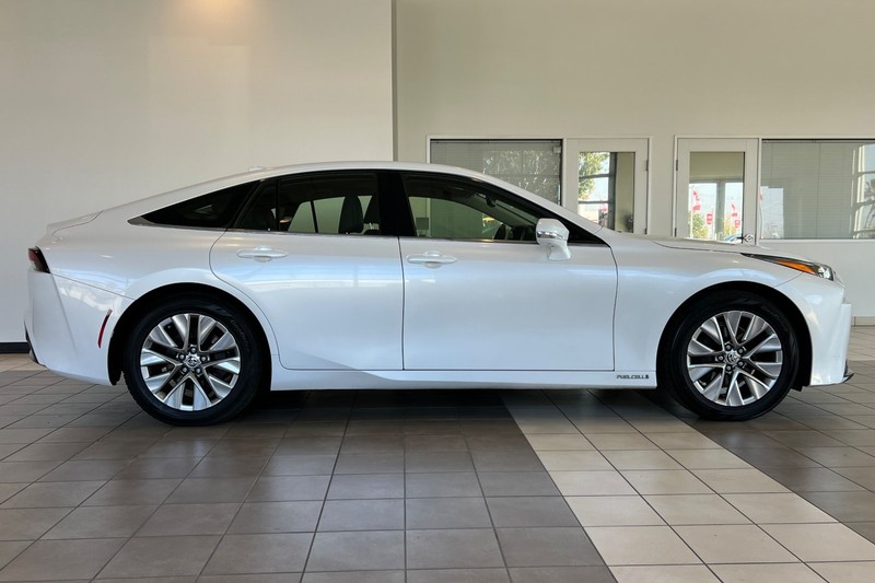 Toyota Mirai Vehicle Full-screen Gallery Image 03