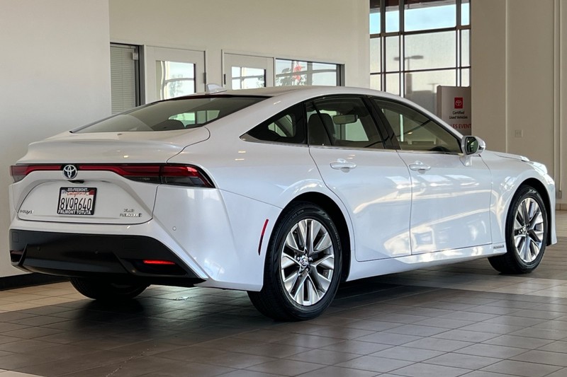Toyota Mirai Vehicle Full-screen Gallery Image 04