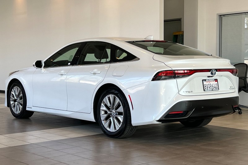 Toyota Mirai Vehicle Full-screen Gallery Image 06