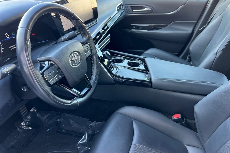 Toyota Mirai Vehicle Full-screen Gallery Image 10