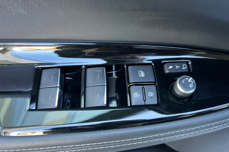 Toyota Mirai Vehicle Full-screen Gallery Image 11