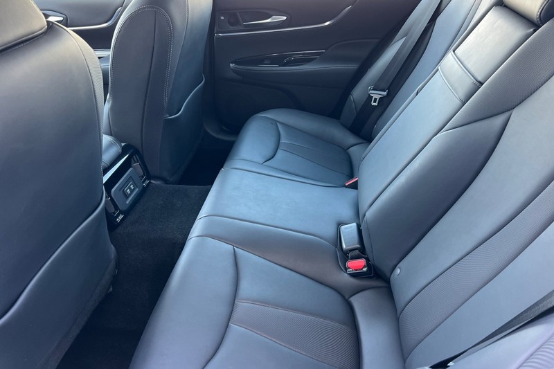 Toyota Mirai Vehicle Full-screen Gallery Image 12